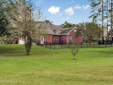 Exterior - 1122 Lakeview Dr, Summit, MS 39666 photo 10 of 21