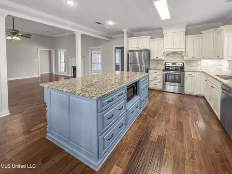 Kitchen - 1122 Lakeview Dr, Summit, MS 39666 photo 6 of 7