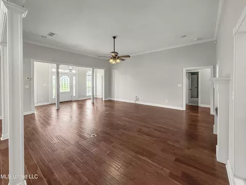 Living - 1122 Lakeview Dr, Summit, MS 39666 photo 4 of 7