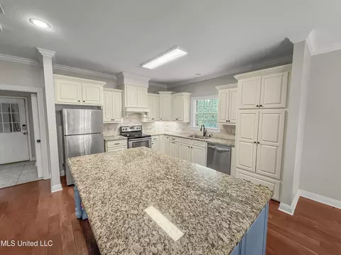 Kitchen - 1122 Lakeview Dr, Summit, MS 39666 photo 3 of 7