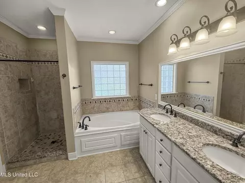 Bath - 1122 Lakeview Dr, Summit, MS 39666 photo 1 of 7