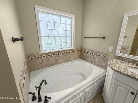 Bath - 1122 Lakeview Dr, Summit, MS 39666 photo 2 of 7
