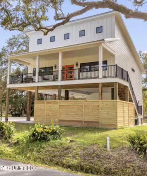 218 Thomas St, Bay Saint Louis, MS 39520