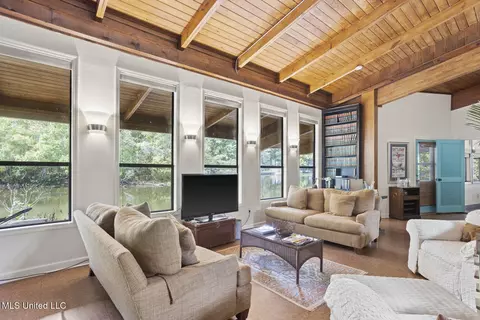 Living - 111 Arrowhead Trl, Brandon, MS 39047 photo 3 of 8