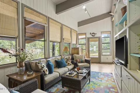 Living - 111 Arrowhead Trl, Brandon, MS 39047 photo 1 of 8