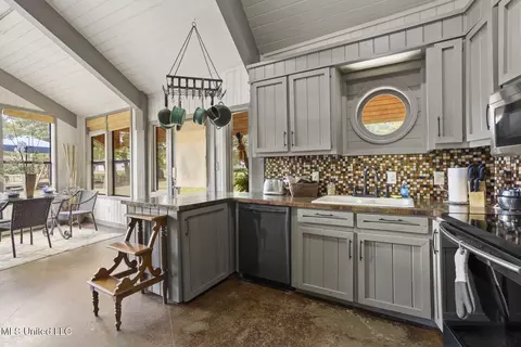 Kitchen - 111 Arrowhead Trl, Brandon, MS 39047 photo 2 of 6