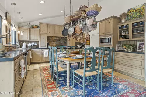 Kitchen - 111 Arrowhead Trl, Brandon, MS 39047 photo 6 of 6