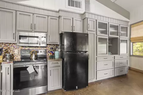 Kitchen - 111 Arrowhead Trl, Brandon, MS 39047 photo 3 of 6