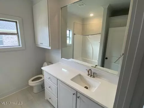 Bath - 866 Glenwild Cir, Canton, MS 39046 photo 1 of 3