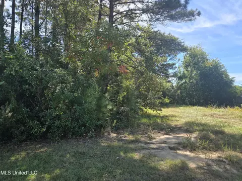 1033 Live Oak Dr, Biloxi, MS 39532