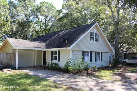 2302 Dogwood St, Pascagoula, MS 39567