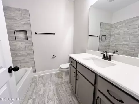 Bath - 2444 Scott Meadows Ln, Hernando, MS 38632 photo 4 of 5