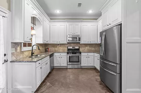 Kitchen - 116 Greenfield Ridge Dr, Brandon, MS 39042 photo 2 of 2