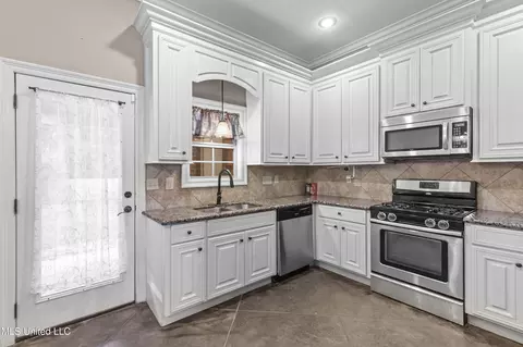 Kitchen - 116 Greenfield Ridge Dr, Brandon, MS 39042 photo 1 of 2