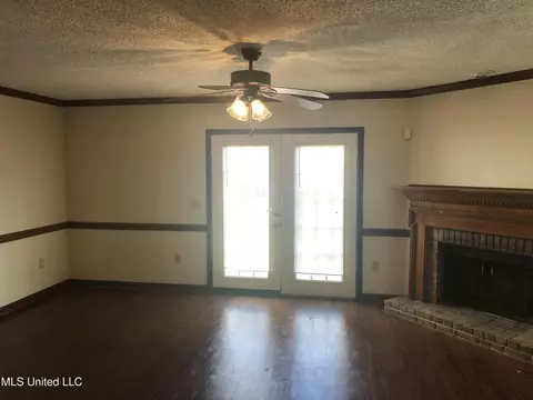 Living - 42 Northtown Rd #AB, Jackson, MS 39211 photo 2 of 3