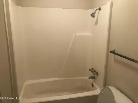 Bath - 42 Northtown Rd #AB, Jackson, MS 39211 photo 2 of 3