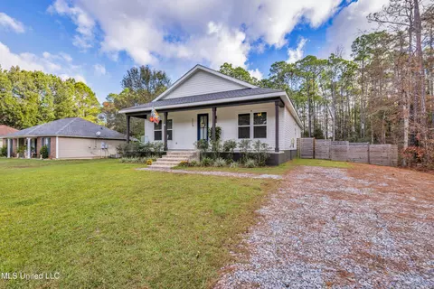 1116 Oak St, Ocean Springs, MS 39564