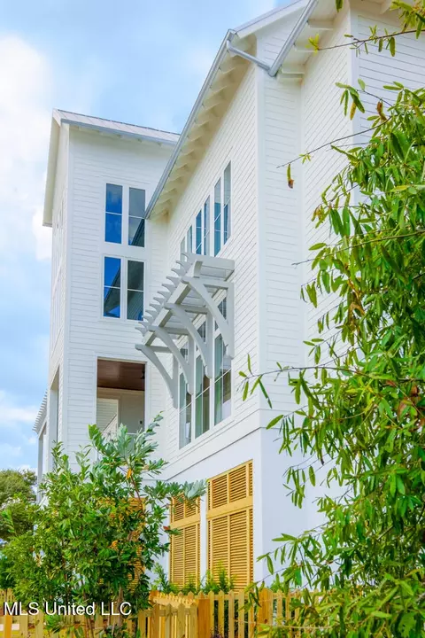 106 S Beach Dr, Ocean Springs, MS 39564