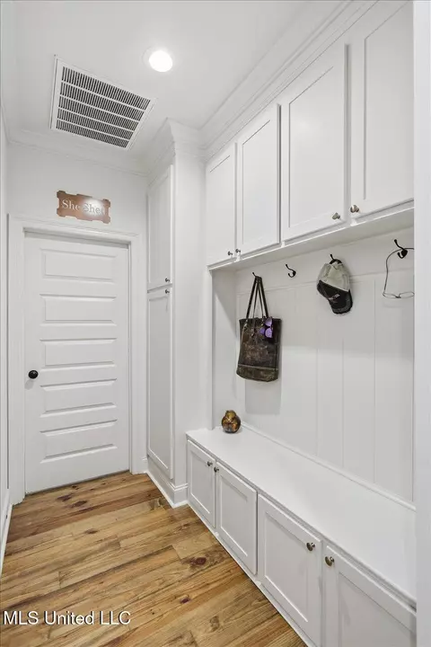 Entry Way - 202 Lost Oak Ln, Brandon, MS 39047 photo 2 of 3