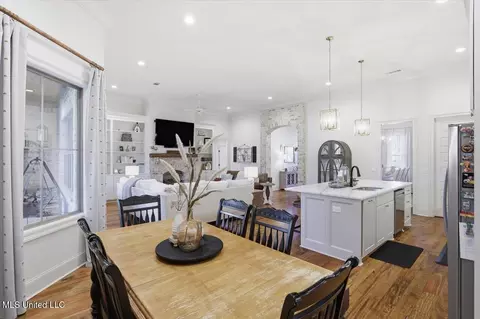 Dining - 202 Lost Oak Ln, Brandon, MS 39047 photo 2 of 4