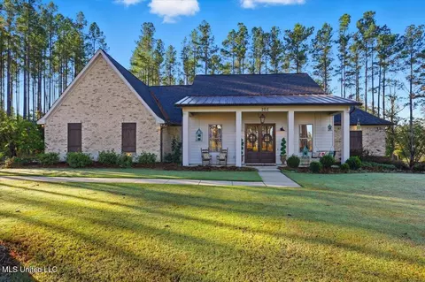 202 Lost Oak Ln, Brandon, MS 39047