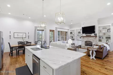 Kitchen - 202 Lost Oak Ln, Brandon, MS 39047 photo 3 of 4