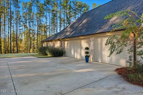 Exterior - 202 Lost Oak Ln, Brandon, MS 39047 photo 6 of 16