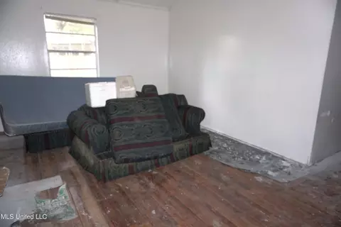 Living - 1392 Old Lake Rd, Brandon, MS 39042 photo 1 of 1