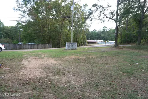 Exterior - 1392 Old Lake Rd, Brandon, MS 39042 photo 6 of 6
