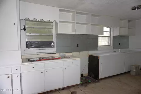 Kitchen - 1392 Old Lake Rd, Brandon, MS 39042 photo 1 of 1