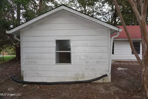 Exterior - 1392 Old Lake Rd, Brandon, MS 39042 photo 4 of 6