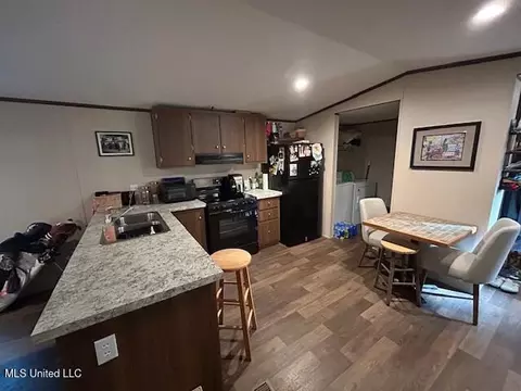 Kitchen - 1044 Summer Oak Ln, Summit, MS 39666 photo 2 of 4