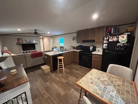 Kitchen - 1044 Summer Oak Ln, Summit, MS 39666 photo 3 of 4