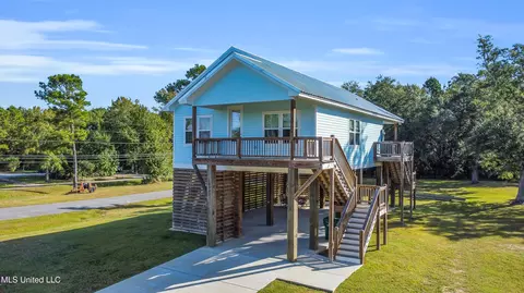10002 Oliver St, Bay Saint Louis, MS 39520