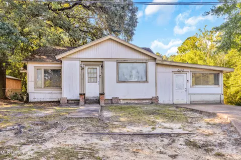718 Signal St, Ocean Springs, MS 39564