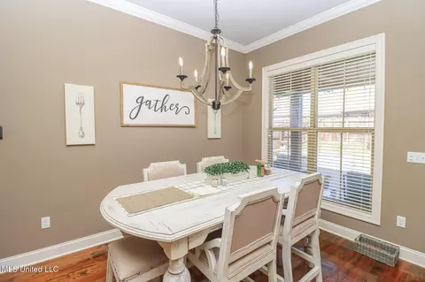 Dining - 704 Prosperity Xing, Flowood, MS 39232 photo 2 of 3