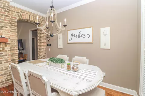 Dining - 704 Prosperity Xing, Flowood, MS 39232 photo 1 of 3