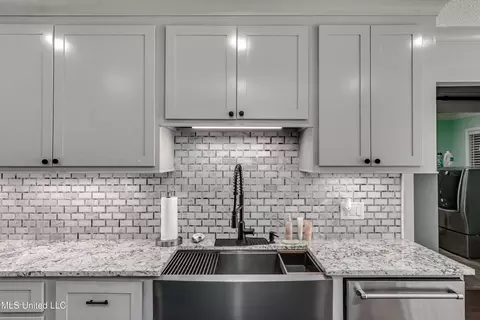 Kitchen - 231 Greenfield Pl, Brandon, MS 39047 photo 5 of 9
