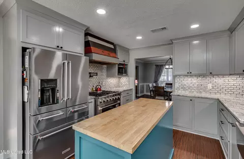 Kitchen - 231 Greenfield Pl, Brandon, MS 39047 photo 8 of 9
