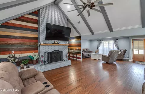 Living - 231 Greenfield Pl, Brandon, MS 39047 photo 2 of 3