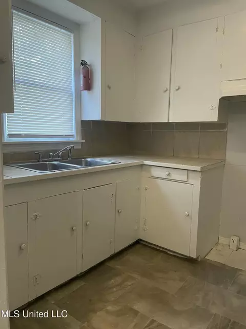 Kitchen - 4274 Lynda St, Jackson, MS 39209 photo 1 of 1