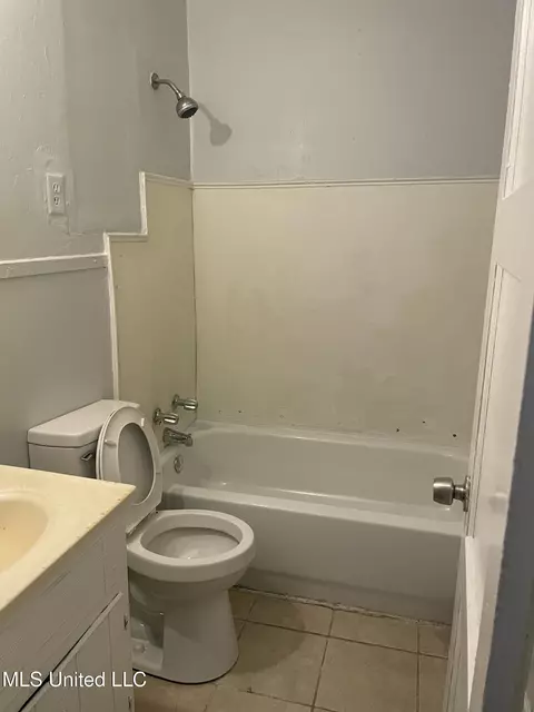 Bath - 4274 Lynda St, Jackson, MS 39209 photo 2 of 2
