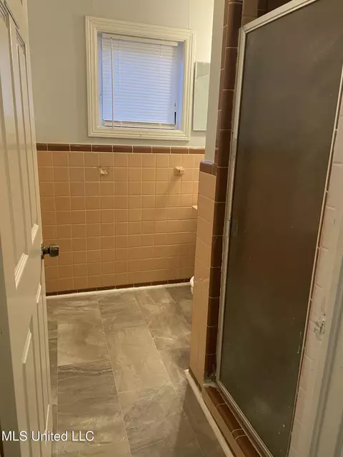 Bath - 4274 Lynda St, Jackson, MS 39209 photo 1 of 2