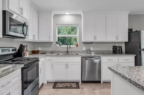 Kitchen - 123 Dixon Rd, Lucedale, MS 39452 photo 2 of 3