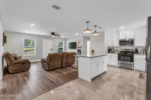 Entry Way - 123 Dixon Rd, Lucedale, MS 39452 photo 1 of 1