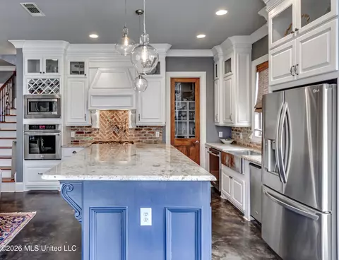 Kitchen - 230 Arbor Trl, Brandon, MS 39047 photo 2 of 3