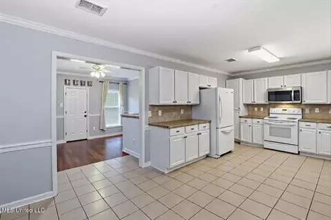 Kitchen - 2046 S Cobblestone Cv, Brandon, MS 39042 photo 3 of 3
