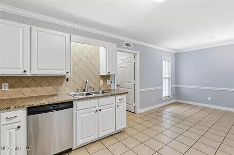 Kitchen - 2046 S Cobblestone Cv, Brandon, MS 39042 photo 2 of 3