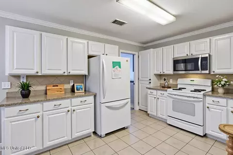 Kitchen - 2046 S Cobblestone Cv, Brandon, MS 39042 photo 1 of 3