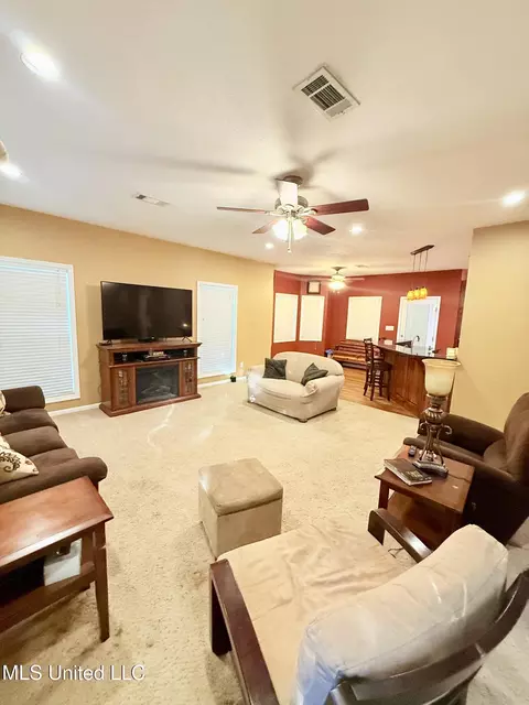 Living - 466 Fort Hill Rd, Grenada, MS 38901 photo 2 of 2
